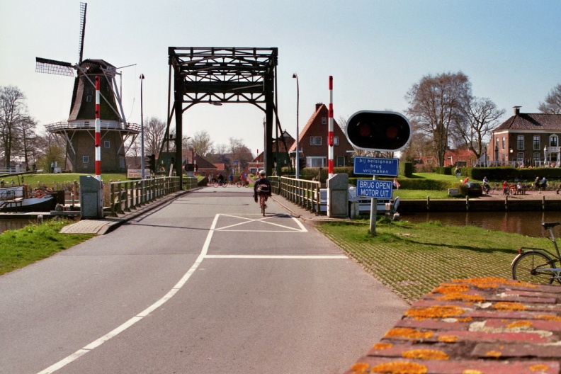 The bridge over the Reitdiep at Garnwerd and mill De Meeuw Meer informatie over molen De Meeuw Camera: Canon Eos 3000 Film: Fujifilm Superia X-tra 400 ISO
flickr-m66roepers-33972878254.jpg