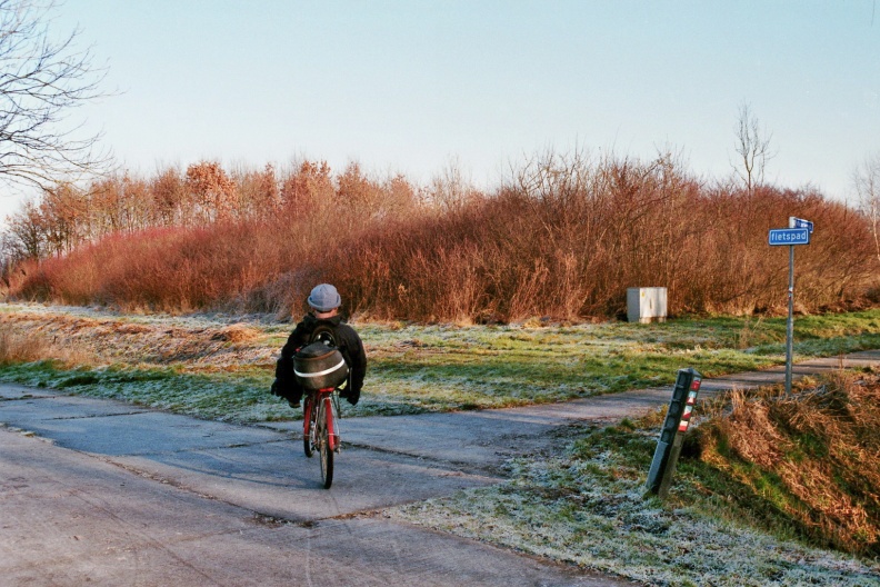 Met de ligfiets op het Vicariepad, Uithuizen