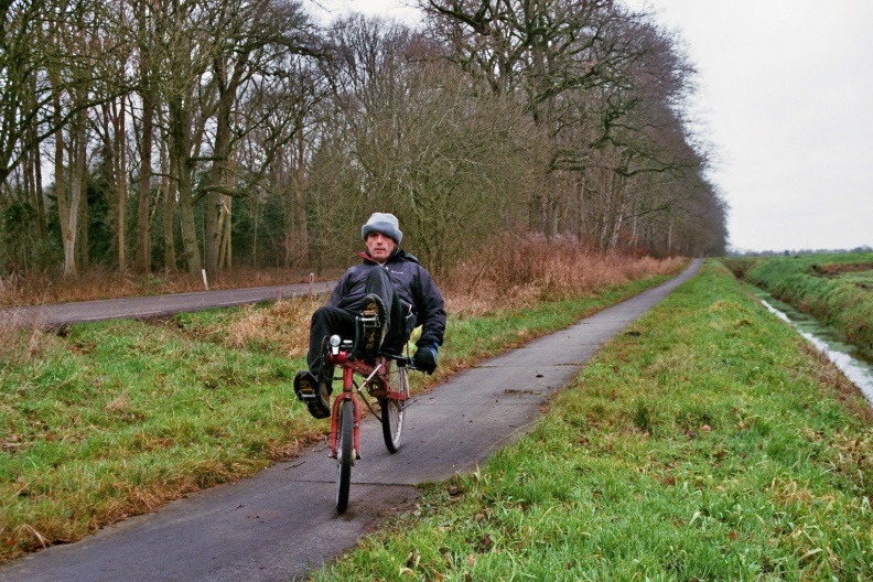 Ligfietsen door een pingoruïne