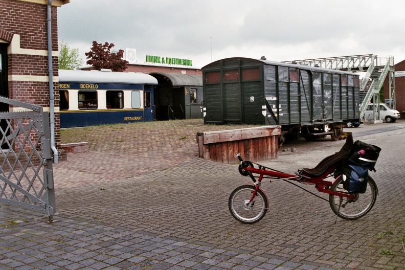 Ligfiets en Groentewagen bij de Museumbuurtspoorweg