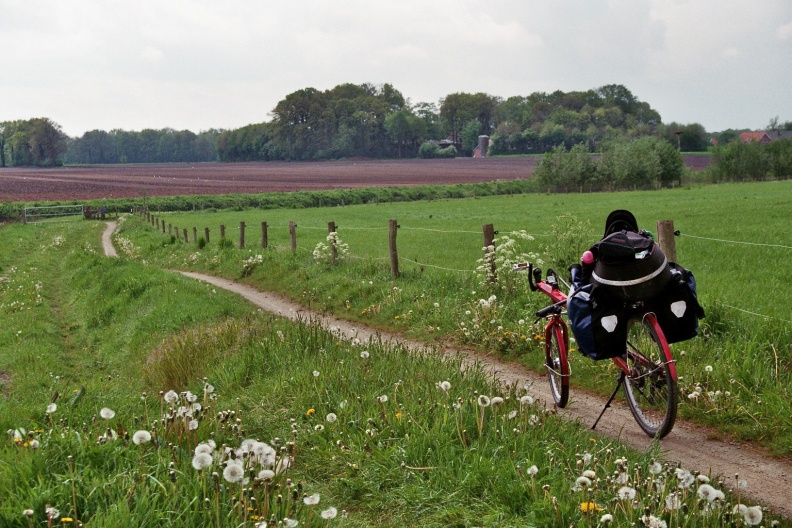 Ligfiets op fietspad langs de Berkel naar Rekken