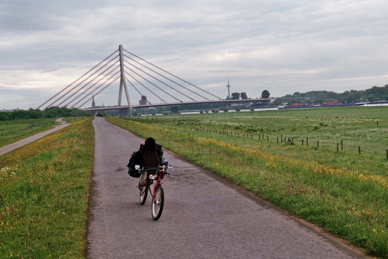 Met de ligfiets op de Rheinradweg voorbij Wesel