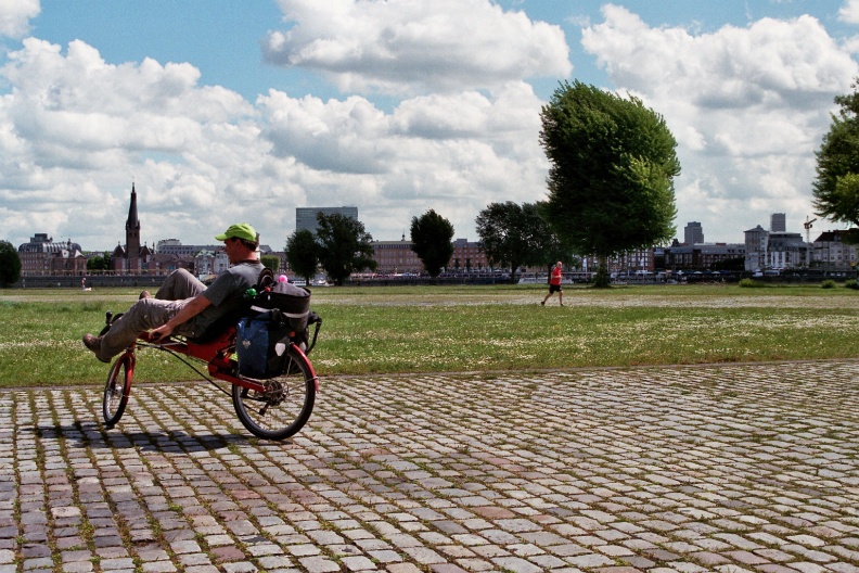 Op een ligfiets in Düsseldorf