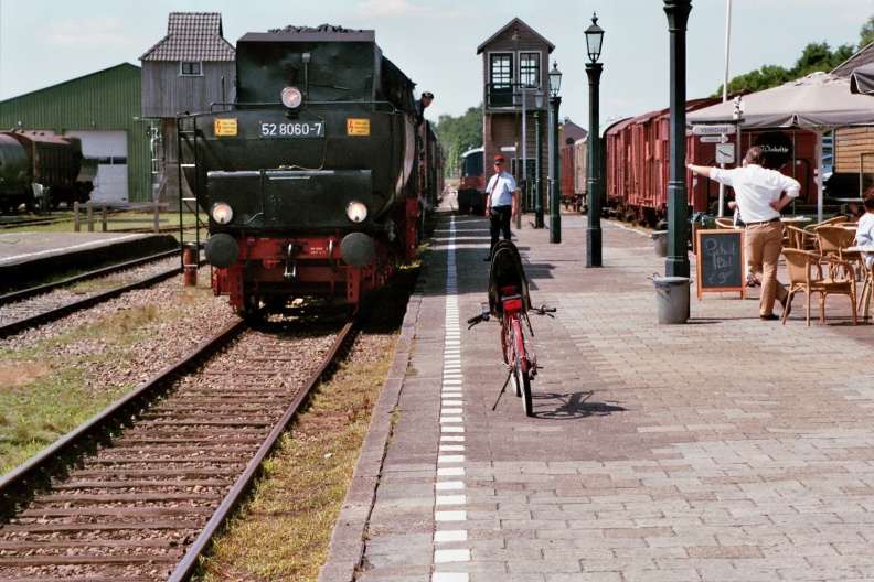 Br 52 8060-7 rolt met een trein het station binnen.