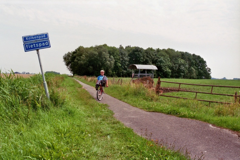 Kolkenpad op de plaats van de verdwenen Middeleeuwse kerk van Midwolda