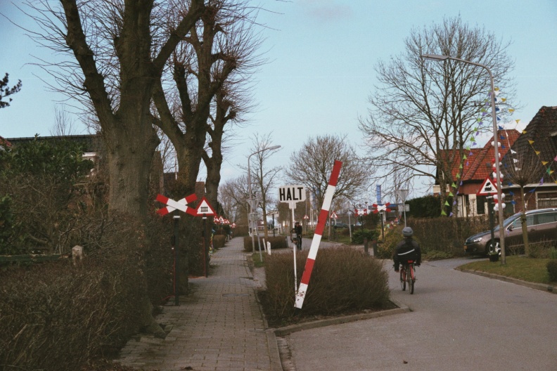 Roodeschool: straat in het teken van het spoor