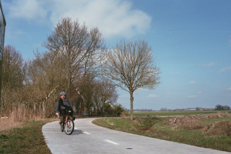 Met de ligfiets op de Stadsweg bij het Thesingermaar