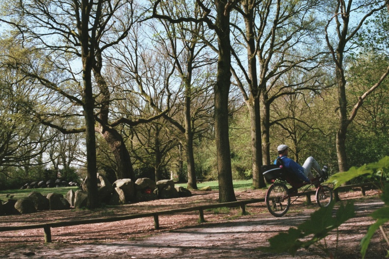 Met de ligfiets op de voormalige spoorlijn bij Rolde langs de Hunebedden  D17 en D18