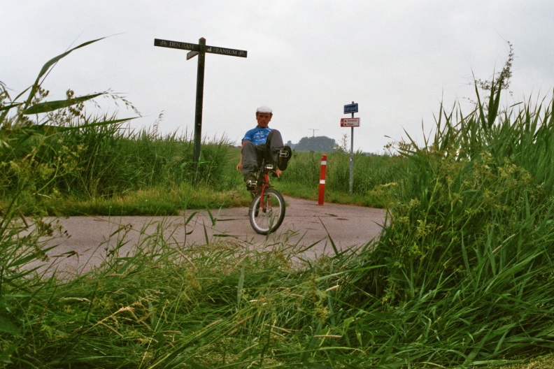 Op de ligfiets bij het fietspad bij Fransum