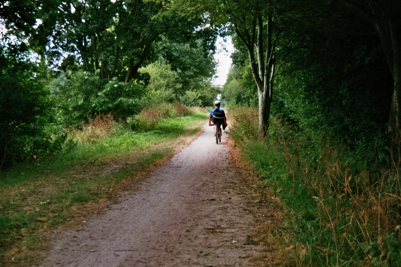 Ligfietsen over de voormalige tramlijn bij Marum