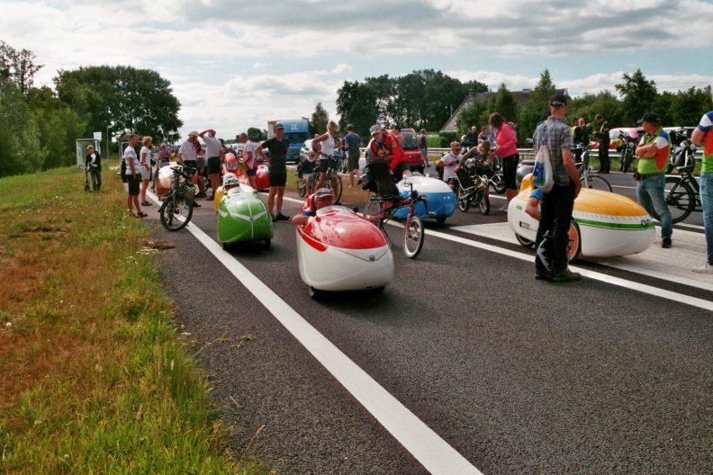 Fossielvrije Parade Elfwegentocht:Ligfietsers op de N31 bij Sigerswâld