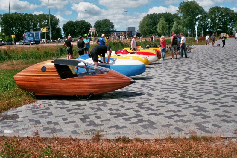 Fossielvrije Parade Elfwegentocht: opstellen ligfietsen bij de Elfstedenhal.