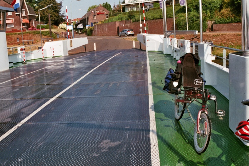 Met de ligfiets op het veer Kessel-Beesel