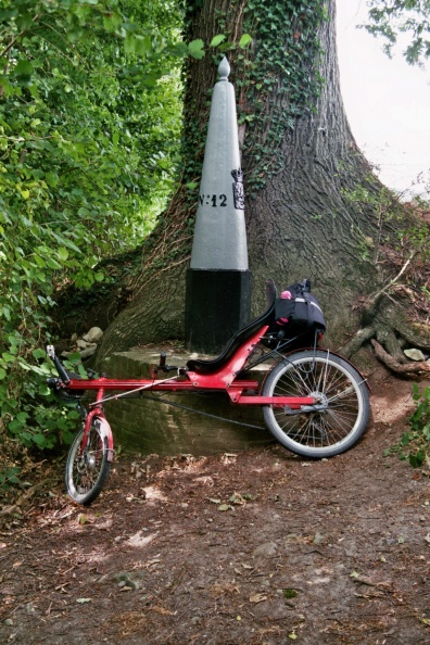 De ligfiets bij Grenspaal 12, bij Kuttingen