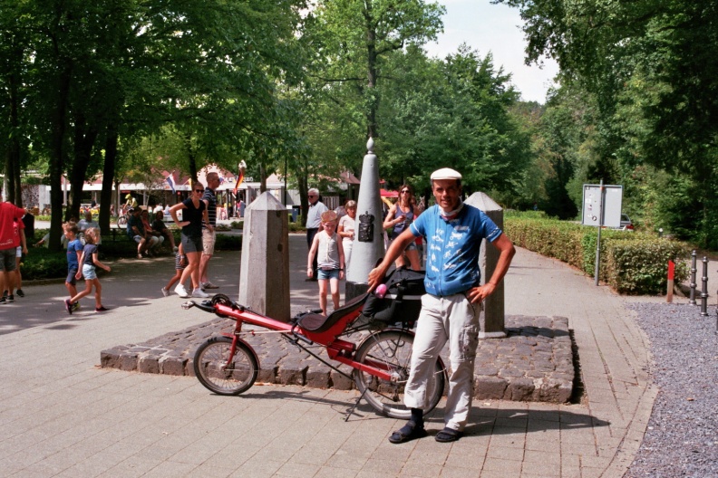 Met de ligfiets op het Drielandenpunt op de Vaalserberg