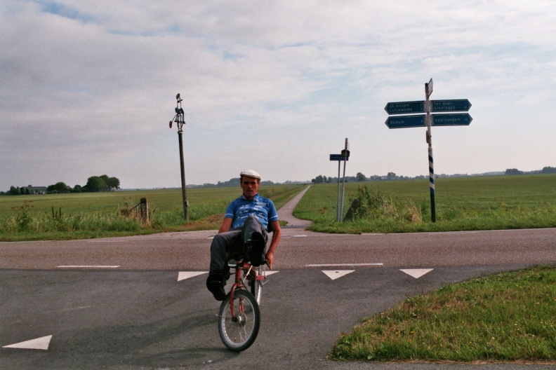 Met de ligfiets op de Thesingerlaan, voorbij de Boersterweg