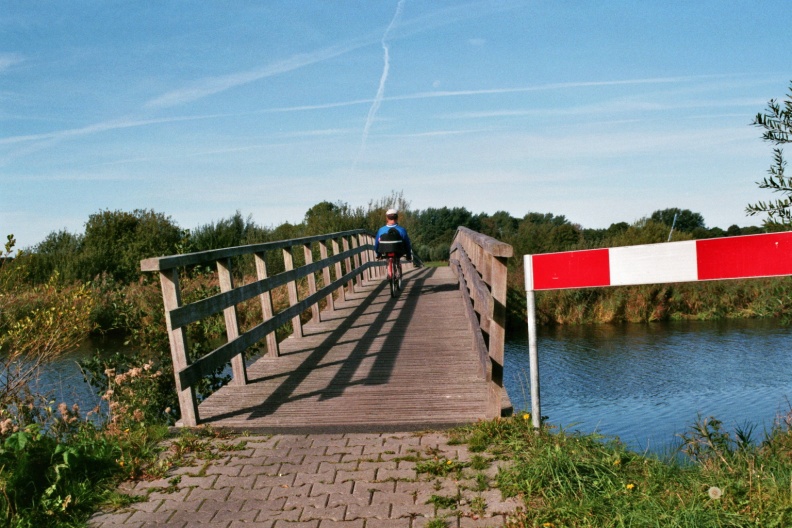 Ligfietsen op de brug over het  Peizerdiep