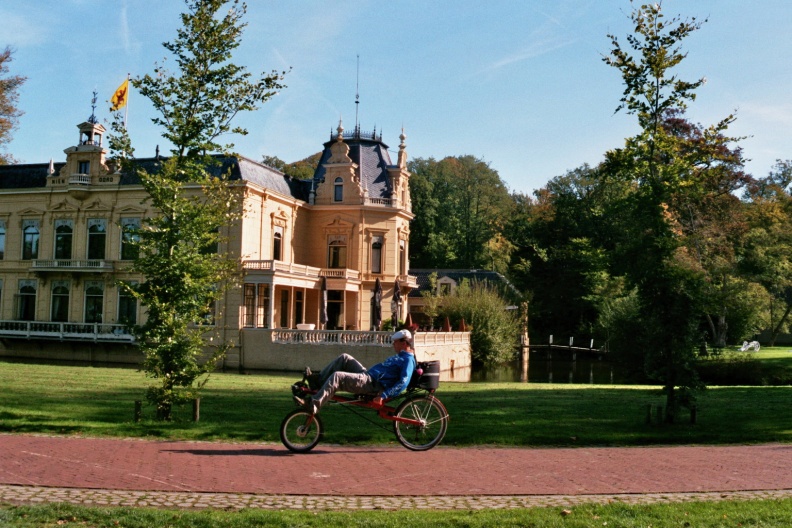 Op de ligfiets bij de Borg Nienoord te Leek