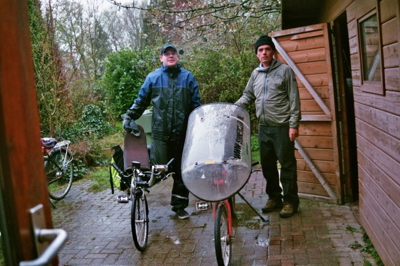 Ligfietsers in de regen