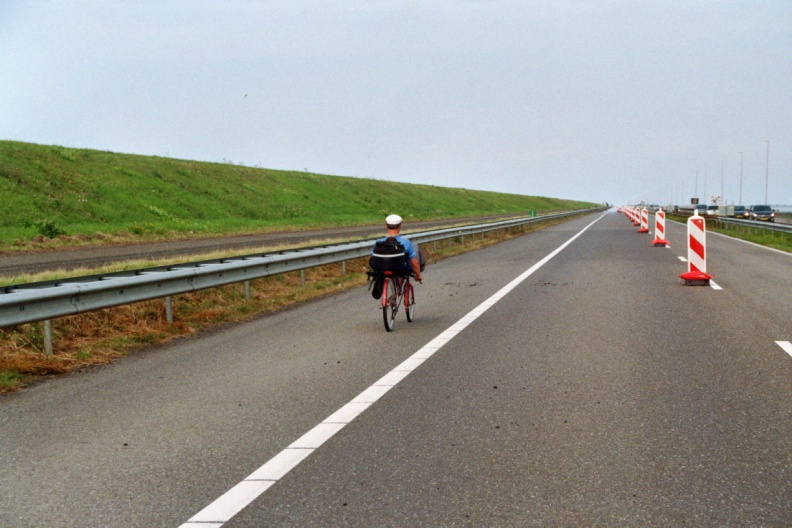 Ligfietsend over de Afsluitdijk