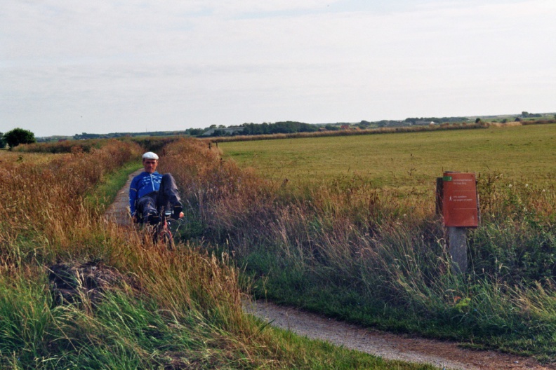 Op het fietspad Elbawegje tussen de Pontweg en Leemkuil op de Hoge Berg op Texel. Links en rechts van het fietspad tuinwallen.
Camera: Canon Eos 3000
Film: Kodak Gold 200 ISO imm010_11.jpg