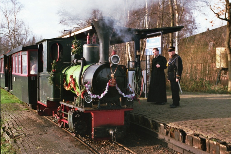 In het Veenpark in Barger-Compascuum praten de veldwachter en de pastoor met elkaar op het stoomtramstation.
Fujifilm Superia X-tra 400 ISO Canon Eos 3000 flickr-m66roepers-25843684015.jpg