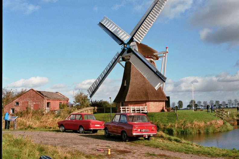 Kloostermolen Garrelsweer met Daf 33 en Daf 46