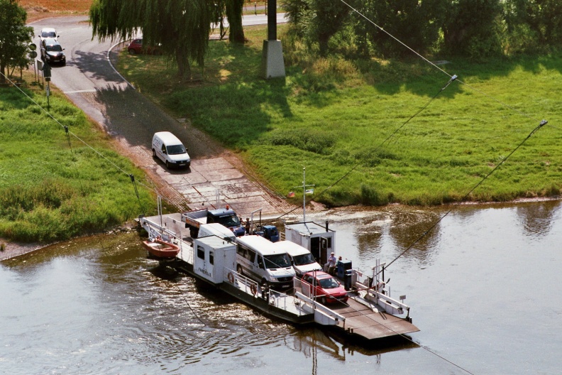 Blik vanuit de ruïne van Polle op de gierpont