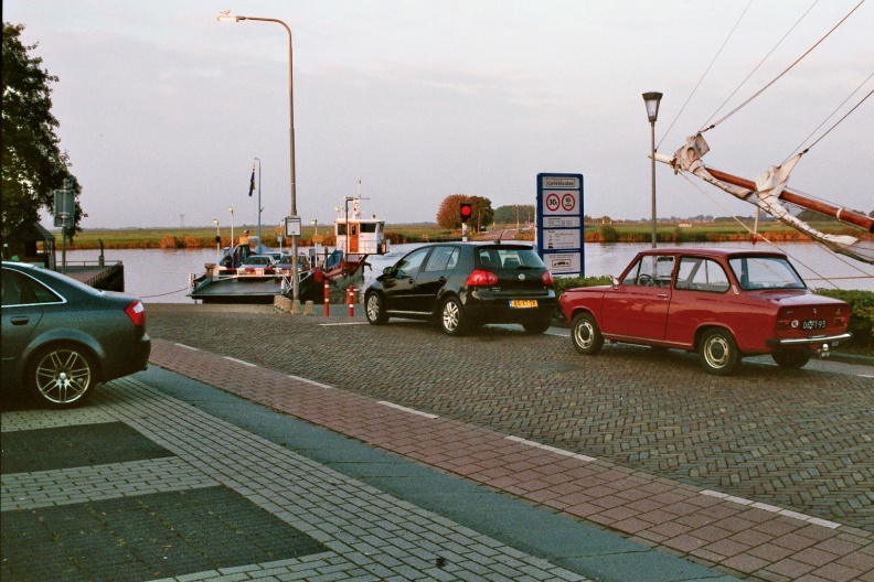 De Daf 46 wachtend op de pont over het Zwarte Water op de veerstoep in Genemuiden.
Camera: Canon Eos 3000
Film: Fujifilm Superia X-tra 400 ISO
flickr-m66roepers-31436408302.jpg