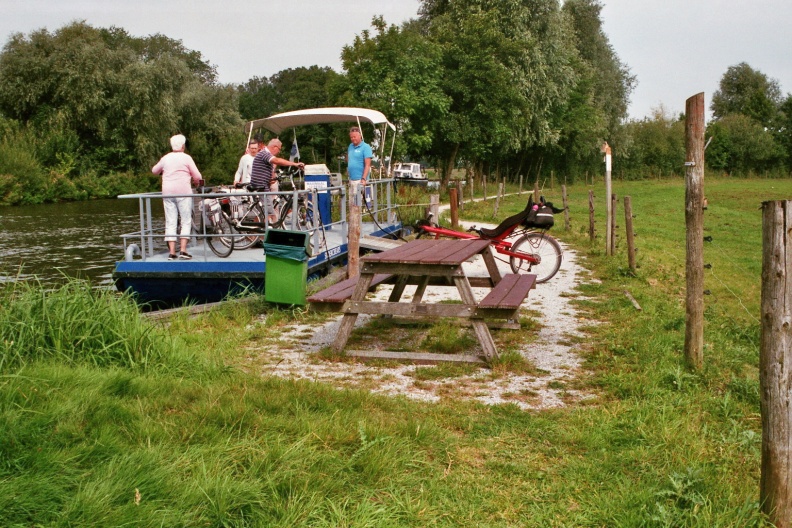 Ferry for pedestrians and cyclists only between Sytebuorren and De Burd. De Burd is only accessible by ferry.
Fähre nur für Radfahrer und Fußgänger zwischen Sytebuorren und De Burd. De Burd ist nur mit einer Fähre erreichbar.
Camera: Canon Eos 3000
Film: Fujifilm Superia X-tra 400 ISO
flickr-m66roepers-37931656342.jpg