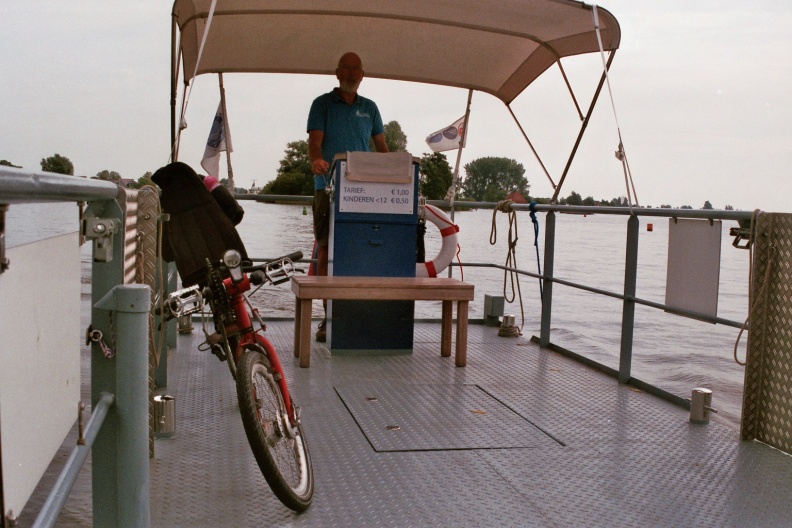 Ferry for pedestrians and cyclists between Grouw Seinpolle and Grouw Hellingshaven.
Fähre nur für Radfahrer und Fußgänger zwischen Grouw Seinpolle and Grouw Helingshaven.
Camera: Canon Eos 3000
Film: Fujifilm Superia X-tra 400 ISO
flickr-m66roepers-37984239822.jpg