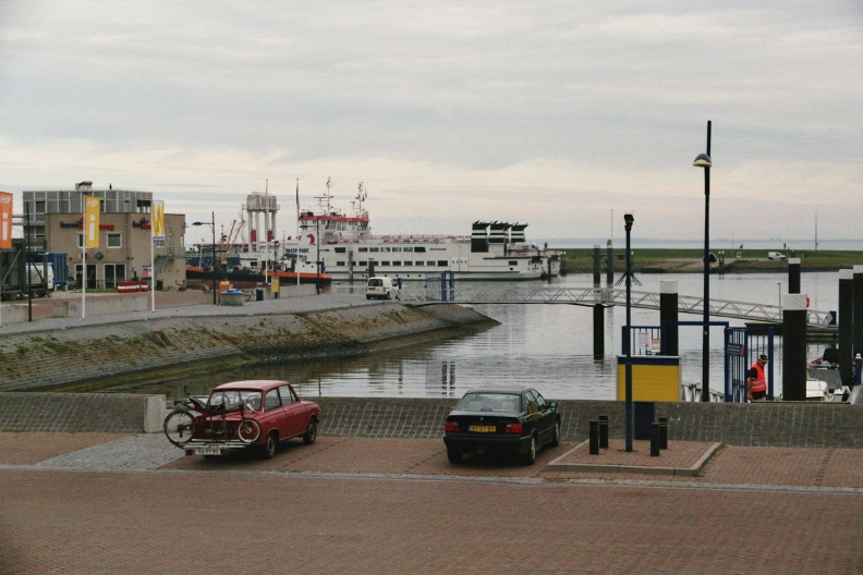 Daf 46 in de haven van Lauwersoog met op de achtergrond de boot naar Schier