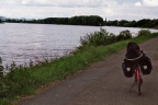 Ligfiets op het fietspad langs de Rijn bij Hersel