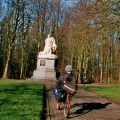 Op de ligfiets langs het monument  van de slag bij Heiligerlee