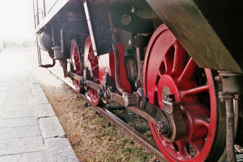 Het drijfwerk van diesellocomotief Mak DL12 van museumlijn STAR