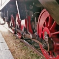 Het drijfwerk van diesellocomotief Mak DL12 van museumlijn STAR