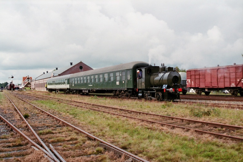 Vuurloze stoomlocomotief 6526 rangerend met twee rijtuigen van de SSN