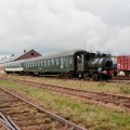 Vuurloze stoomlocomotief 6526 rangerend met twee rijtuigen van de SSN