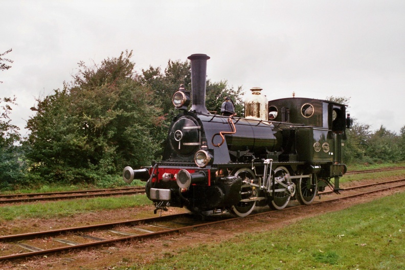 Dampflocomotiv 7742 der Stoomtram Hoorn-Medemblik in Musselkanaal.
Berliner Maschinenbau AG (Duitsland), L. Schwartzkopff. Berlin 1914
Locomotief door de Nederlandse spoorwegen gebruikt voor rangeerwerk, kleine goederentreinen en stoomtrams.
Stadskanaal onder stoom 2017
Camera: Canon Eos 3000
Film: Fujifilm Superia X-tra 400 ISO flickr-m66roepers-37260804110.jpg