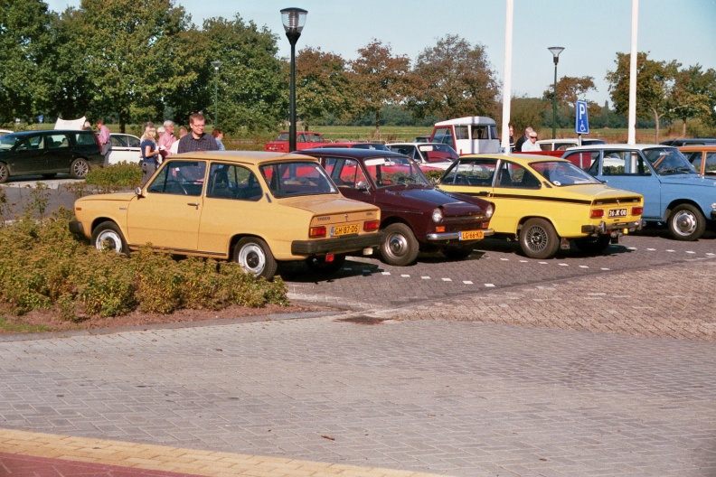 o.a. Volvo 66L, Daf 33, Daf 66 Marathon Coupé, Daf 44 Daf Pony en Daf 46
Tourtocht Drenthe -Fryslân van de Dafclub 23 sep. 2017
Camera: Canon Eos 3000
Film: Fujifilm Superia X-tra 400 ISO
flickr-m66roepers-37780532374.jpg