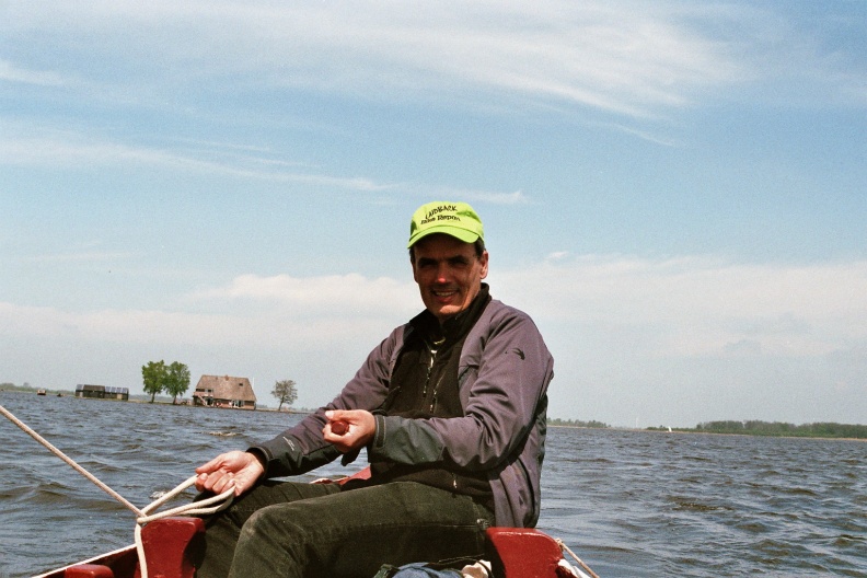 Punterzeilen op de Bovenwijde met op de achtergrond Het Kraggehuis.
Sailing in a traditional punter on a lake near Giethoorn.
(Bovenwijde).
Segeln in enem sogenannten Punter auf einer See (Bovenwijde) bei Giethoorn
Camera: Canon Eos 3000
Film: Fujifilm Superia X-tra 400 ISO flickr-39327292542.jpg