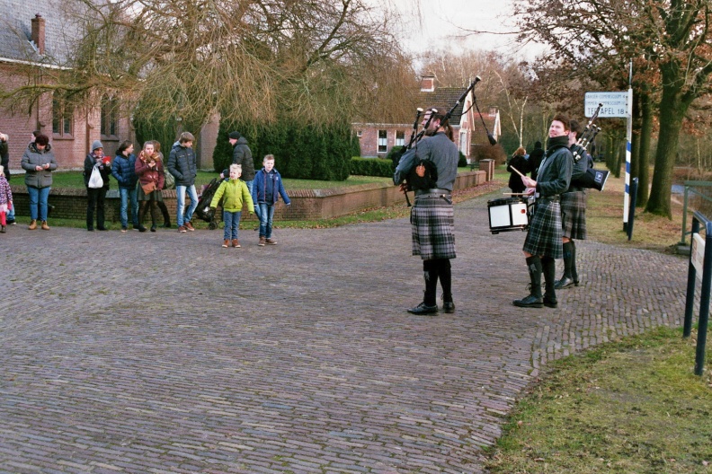 Doedelzakspelers (Bagpipers) tijdens de kerstwandeling in het Veenpark