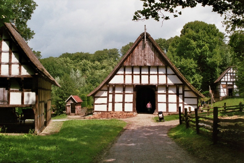 Osnabrücker boerderij in het openluchtmuseum in Detmold.
Farm of Osnabrück area in Open air museum in Detmold.
Camera: Canon Eos 3000
Film: Fujifilm Superia X-tra 400 ISO flickr-37080639310.jpg