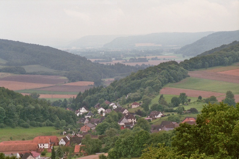 Das Dorf Lütgenade und das Wesertal von der L580 in der Rühler Schweiz aus gesehen.
Panorama with the village Lütgenade and the Weservalley
Camera: Canon Eos 3000
Film: Fujifilm Superia X-tra 400 ISO
Lens: Tamron AF70-300mm
flickr-37076933976.jpg