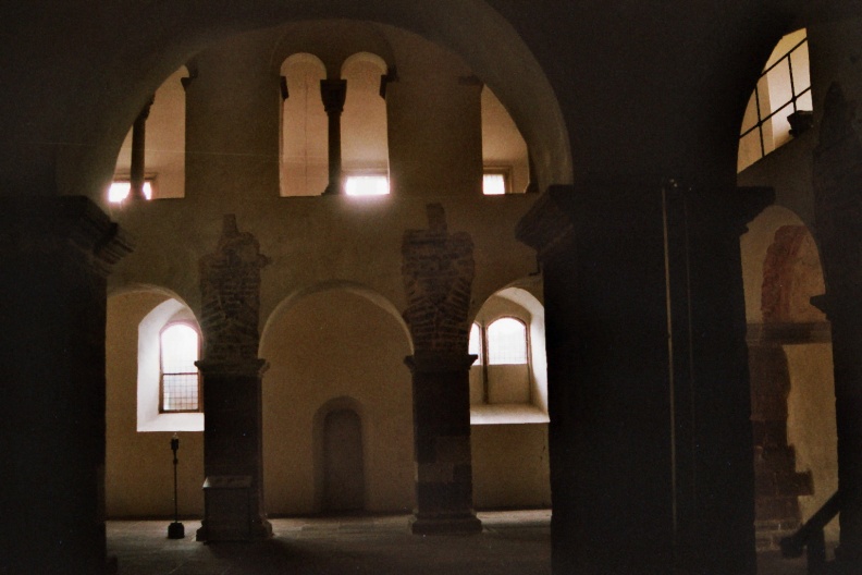 Die Karolingische Kapelle am ersten Stock des Westwerk der Kirche Corveys
The Carolingian Chapel at the firs level of the west front of the church of Corvey.
Camera: Canon Eos 3000
Film: Fujifilm Superia X-tra 400 ISO
flickr-37212330705.jpg