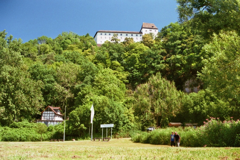 Schloss Fürstenberg entlang der Weser
Camera: Canon Eos 3000
Film: Fujifilm Superia X-tra 400 ISO
Using Polaroidfilter + Ultrapod and timer flickr-29557304965.jpg