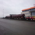 Elf zelflossers met Unimog in de haven van Delfzijl