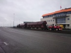 Elf zelflossers met Unimog in de haven van Delfzijl