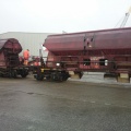 Elf zelflossers met Unimog in de haven van Delfzijl