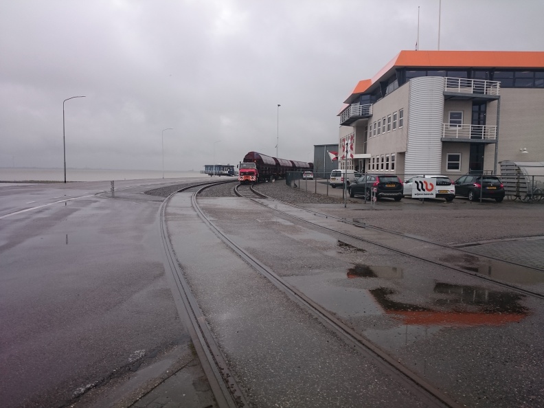 Elf zelflossers met Unimog in de haven van Delfzijl